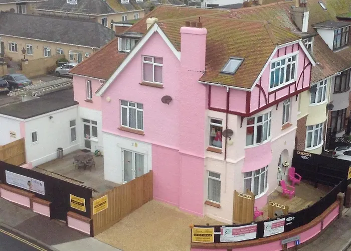 Pink House ,Opposite Beach ,Sleeps 6 , 2 Bedroom Ground Floor Self Contained Garden Flat , Private Entrance , Kitchen , Guaranteed Parking ,Wifi , Movies ,Bathroom ,Fridge , Microwave ,Bedroom 1, Double Bed & 2 Single Beds ,Bedroom 2 , Double Bed