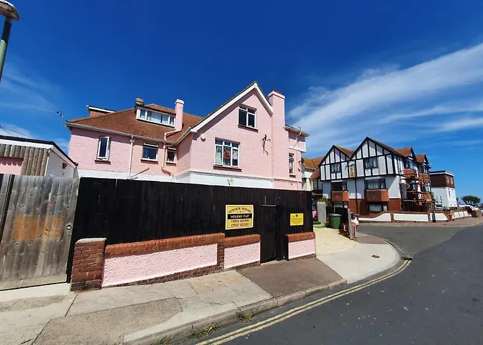 Pink House ,Opposite Beach ,Sleeps 6 , 2 Bedroom Ground Floor Self Contained Garden Flat , Private Entrance , Kitchen , Guaranteed Parking ,Wifi , Movies ,Bathroom ,Fridge , Microwave ,Bedroom 1, Double Bed & 2 Single Beds ,Bedroom 2 , Double Bed
