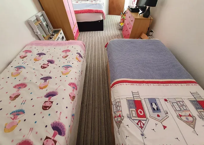 Pink House ,Opposite Beach ,Sleeps 6 , 2 Bedroom Ground Floor Self Contained Garden Flat , Private Entrance , Kitchen , Guaranteed Parking ,Wifi , Movies ,Bathroom ,Fridge , Microwave ,Bedroom 1, Double Bed & 2 Single Beds ,Bedroom 2 , Double Bed