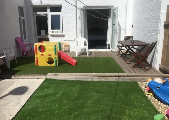 Pink House ,Opposite Beach ,Sleeps 6 , 2 Bedroom Ground Floor Self Contained Garden Flat , Private Entrance , Kitchen , Guaranteed Parking ,Wifi , Movies ,Bathroom ,Fridge , Microwave ,Bedroom 1, Double Bed & 2 Single Beds ,Bedroom 2 , Double Bed