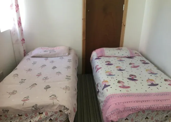Pink House ,Opposite Beach ,Sleeps 6 , 2 Bedroom Ground Floor Self Contained Garden Flat , Private Entrance , Kitchen , Guaranteed Parking ,Wifi , Movies ,Bathroom ,Fridge , Microwave ,Bedroom 1, Double Bed & 2 Single Beds ,Bedroom 2 , Double Bed