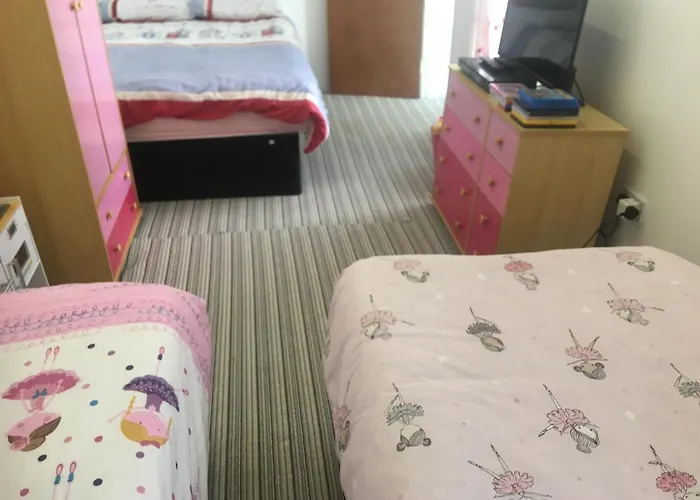 Pink House ,Opposite Beach ,Sleeps 6 , 2 Bedroom Ground Floor Self Contained Garden Flat , Private Entrance , Kitchen , Guaranteed Parking ,Wifi , Movies ,Bathroom ,Fridge , Microwave ,Bedroom 1, Double Bed & 2 Single Beds ,Bedroom 2 , Double Bed