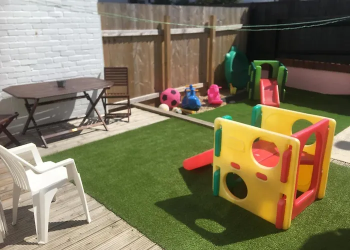 Pink House ,Opposite Beach ,Sleeps 6 , 2 Bedroom Ground Floor Self Contained Garden Flat , Private Entrance , Kitchen , Guaranteed Parking ,Wifi , Movies ,Bathroom ,Fridge , Microwave ,Bedroom 1, Double Bed & 2 Single Beds ,Bedroom 2 , Double Bed