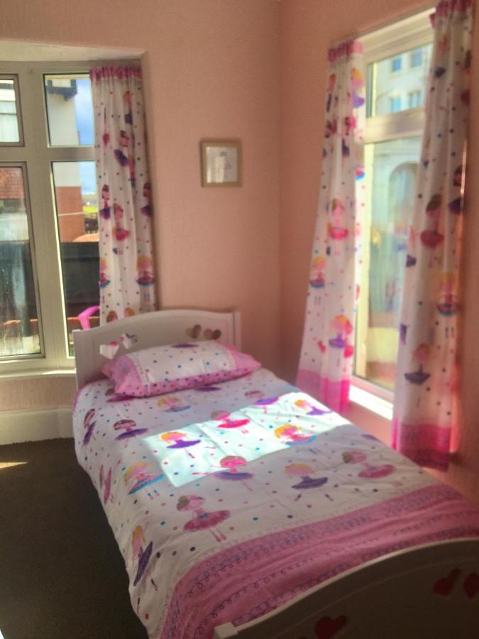Singer House: Seafront Garden Flat With Parking Apartment *
