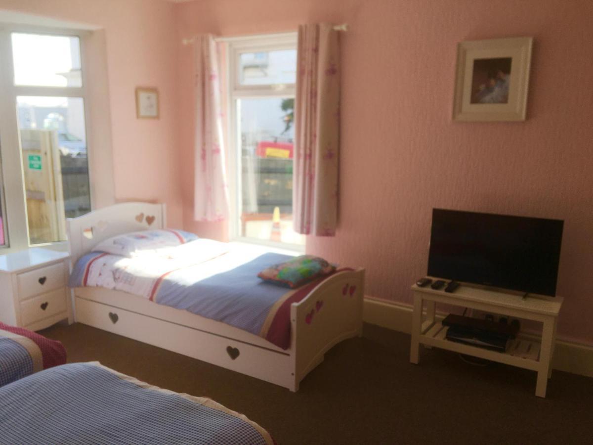 Singer House: Seafront Garden Flat With Parking * Paignton