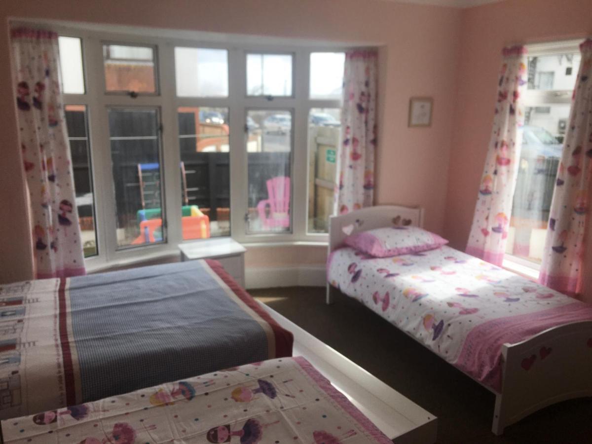 Apartment Singer House: Seafront Garden Flat With Parking *