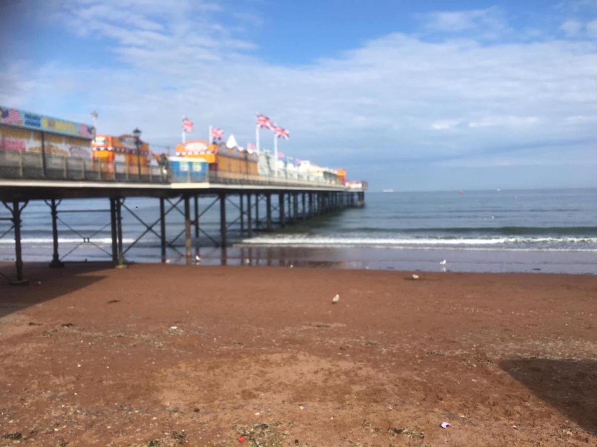 Apartment Pink House ,opposite ,sleeps 6 , 2 Bedroom Ground Floor Self Contained Garden Flat , Private Entrance , Kitchen , Guaranteed Parking ,wifi , Movies ,bathroom ,fridge , Microwave ,bedroom 1, Double Bed & 2 Single Beds ,bedroom 2 , Double Bed *