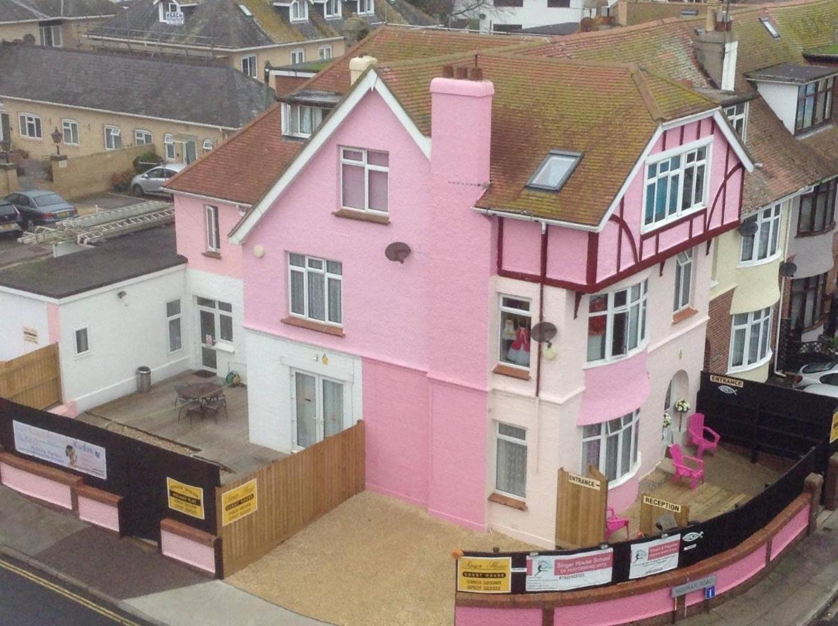 Singer House: Seafront Garden Flat With Parking Paignton