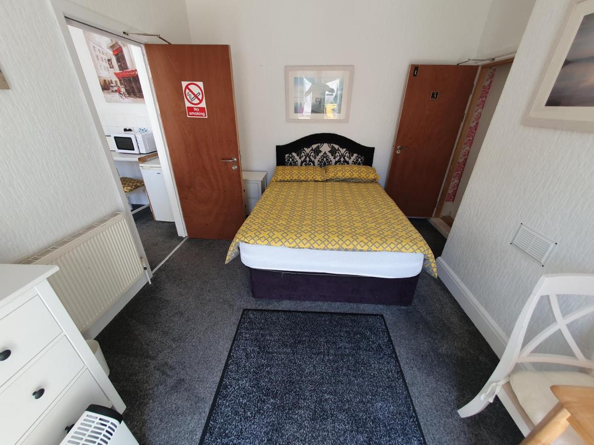 Singer House: Seafront Garden Flat With Parking Paignton