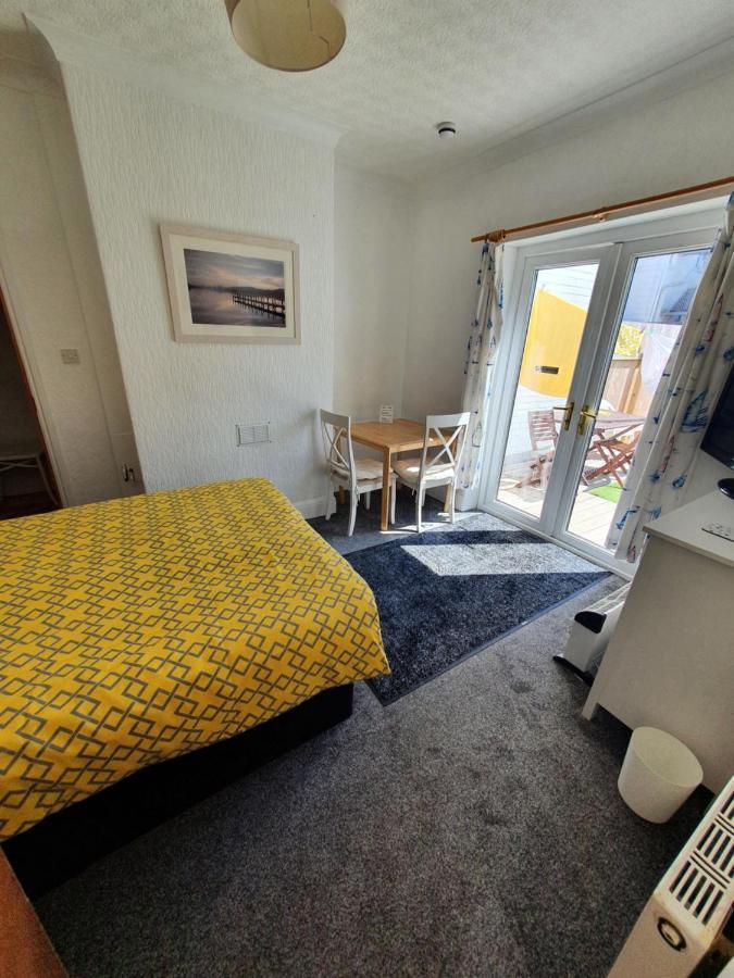 Singer House: Seafront Garden Flat With Parking