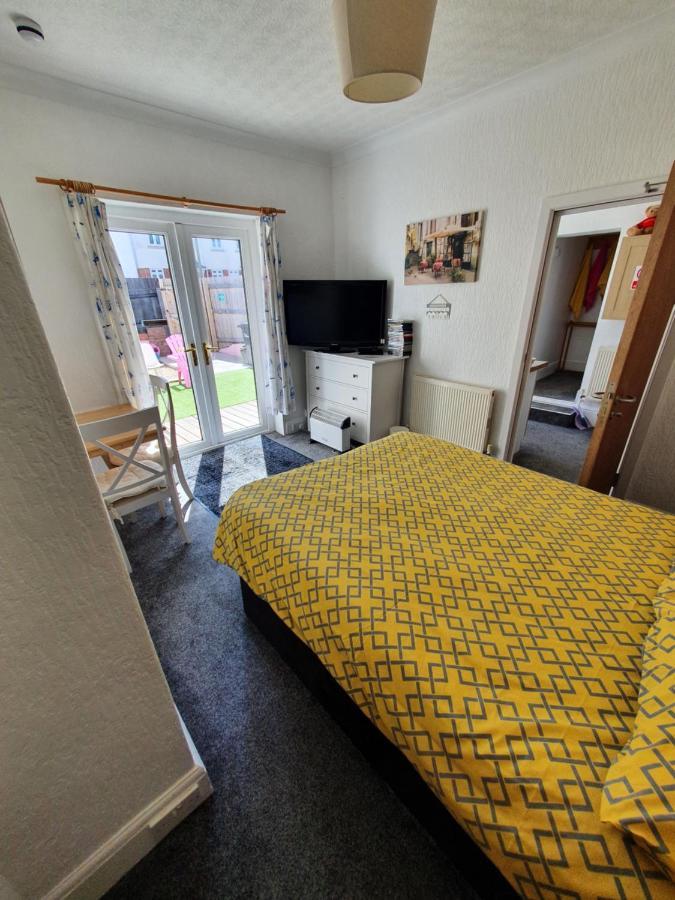Singer House: Seafront Garden Flat With Parking *