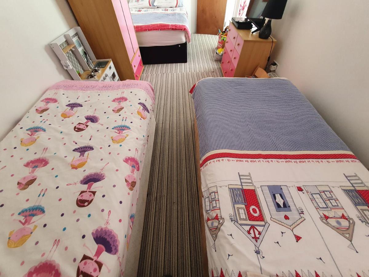 Apartment Pink House ,opposite ,sleeps 6 , 2 Bedroom Ground Floor Self Contained Garden Flat , Private Entrance , Kitchen , Guaranteed Parking ,wifi , Movies ,bathroom ,fridge , Microwave ,bedroom 1, Double Bed & 2 Single Beds ,bedroom 2 , Double Bed Paignton