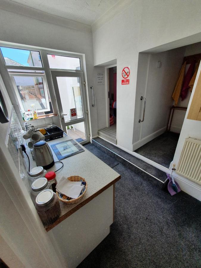 Singer House: Seafront Garden Flat With Parking Apartment