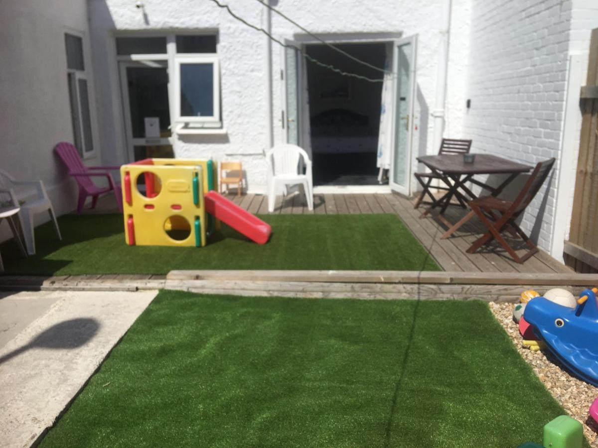 Apartment Singer House: Seafront Garden Flat With Parking