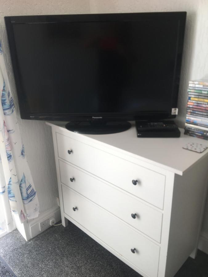 Singer House: Seafront Garden Flat With Parking Apartment *